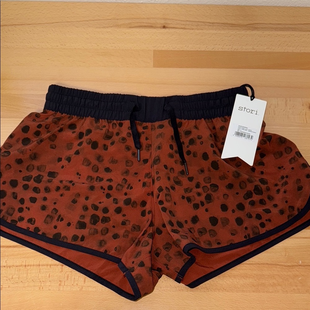 Storia Women's Brown and Black Shorts